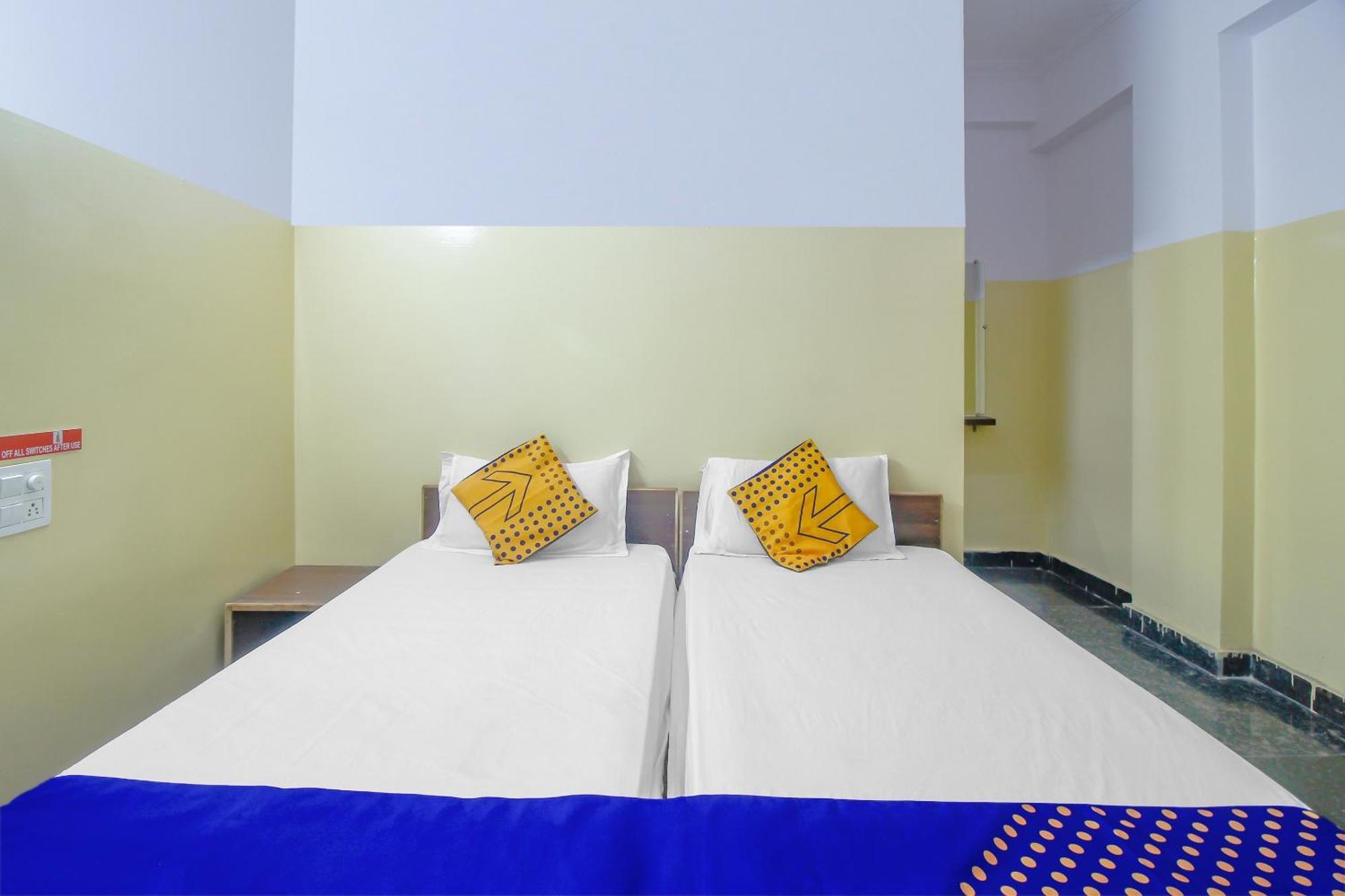 Spot On Mohit Gokul Lodge New Room'S Near Snow World Lalaguda Ngoại thất bức ảnh