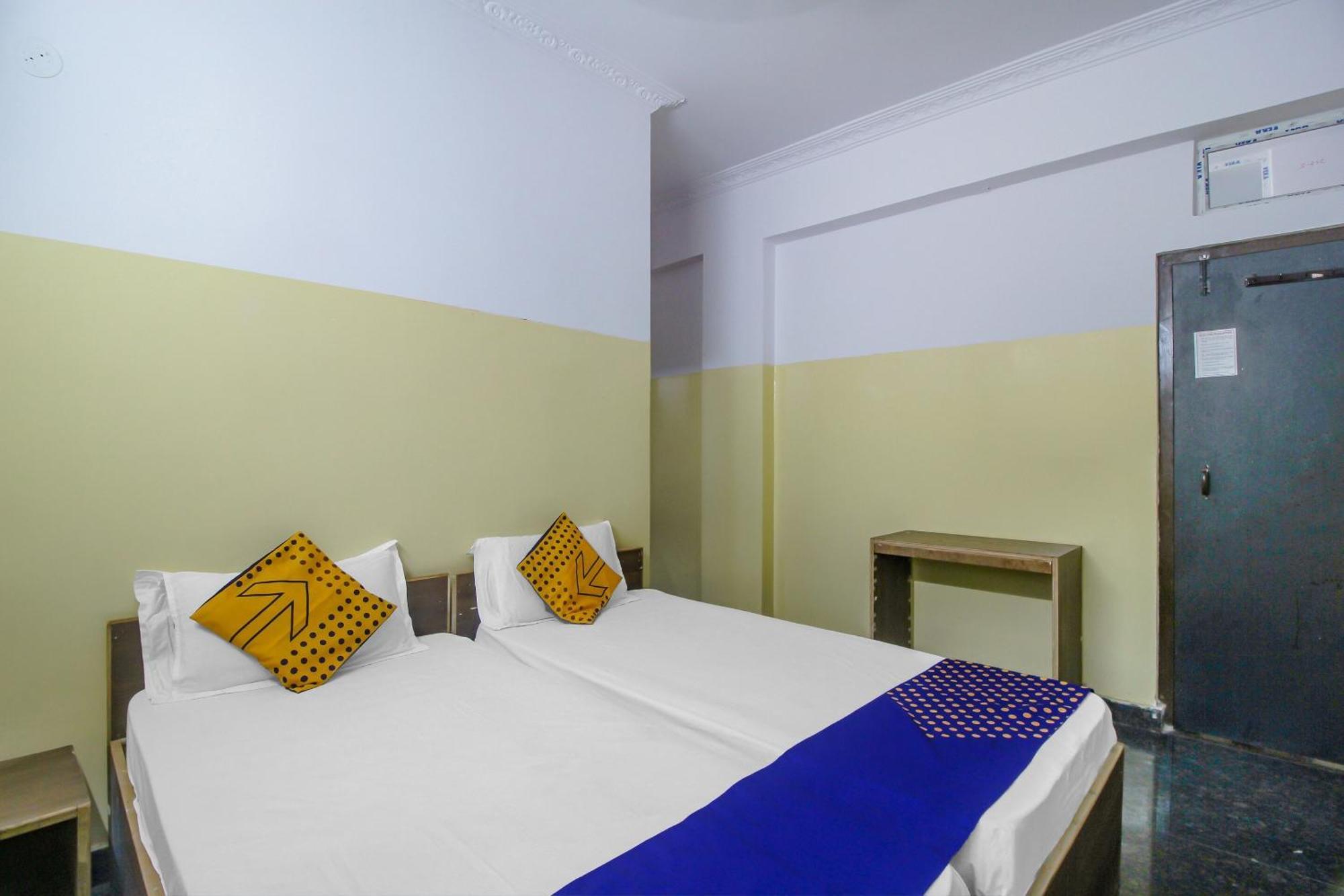 Spot On Mohit Gokul Lodge New Room'S Near Snow World Lalaguda Ngoại thất bức ảnh